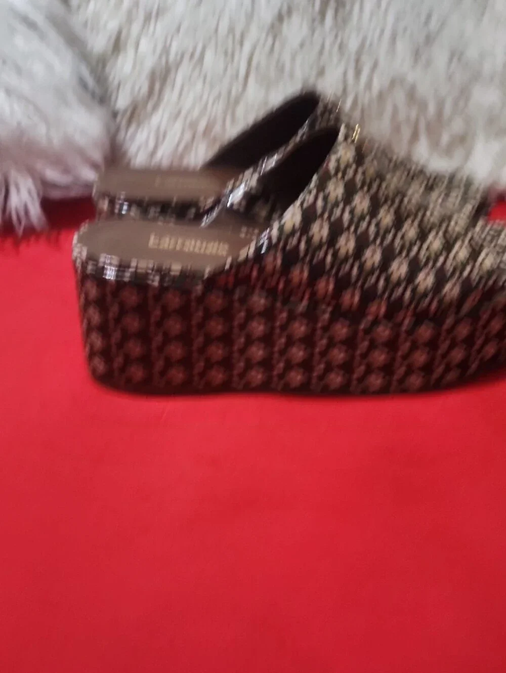 Larroude eye catching
